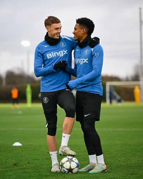 备战强敌！切尔西晒照帕尔默回归，在训练场与埃斯特旺相谈甚欢