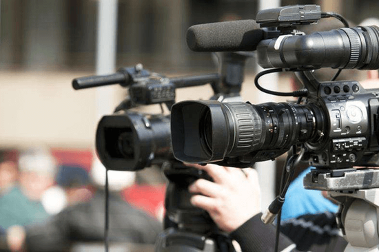 短剧演员拍被殴打戏遭遇真打，眼睛被打肿，本人晒照回应