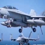 美国海军开始打捞坠海的“尼米兹”号舰载机