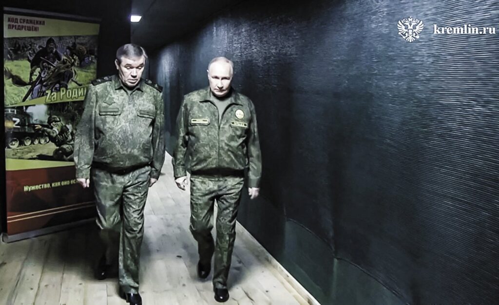 普京视察俄西部集团军部队，听取一线战场报告