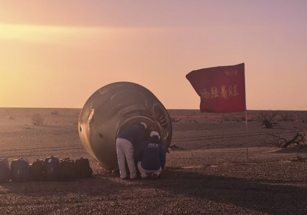 舟落东风霞色里 画展神州明日春——写在神舟二十号航天员乘组天外凯旋之际