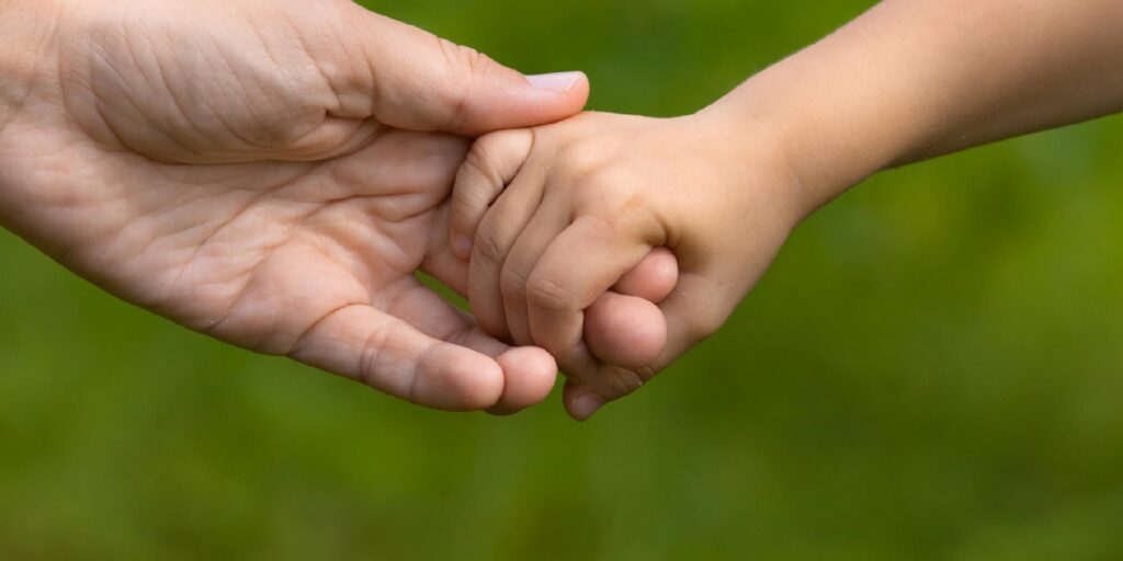 孩子有这些表现，暗示他的内心其实很脆弱