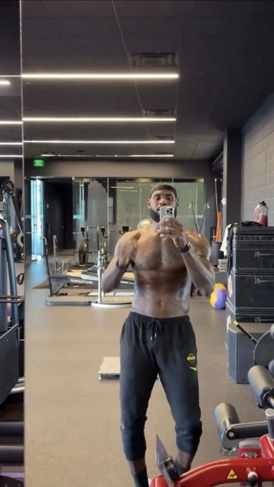 恢复健康!队记:詹姆斯在完成赛季首秀后身体感觉非常好