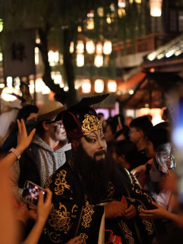 “老板不给加班费？拿生死簿来！”横店“阎王爷”为何突然爆火？