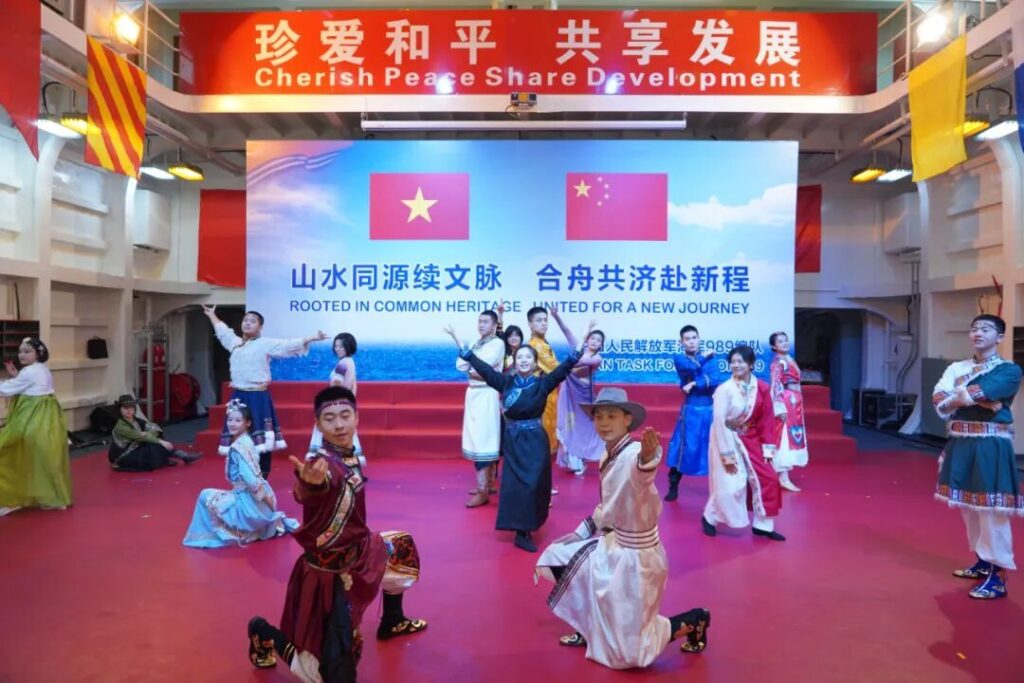 中国海军989编队与越海军开展友好交流活动