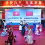 中国海军989编队与越海军开展友好交流活动