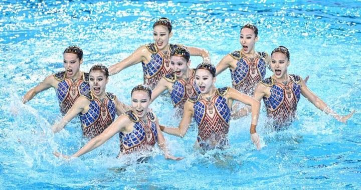 花游姑娘们的发型为何纹丝不乱？答案有点意外……