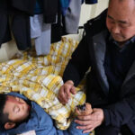 男童患脑瘤发作时疼得撞墙,为给他求医欠几十万外债,全家仍束手无策
