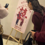 两小孩订婚晒童年照引亲友回忆