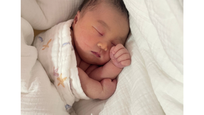 宝宝过早“睡整觉”不是什么好事，尤其这个月龄前，莫大意