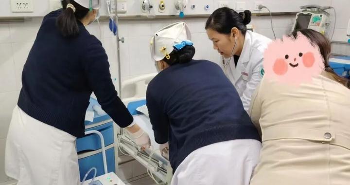 1岁宝宝误服成人头孢,送医后紧急洗胃!医生:第一时间要做这件事