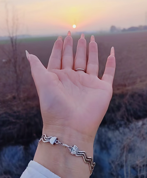 女子长12根手指自称灵活好用:吸粉超百万成大网红