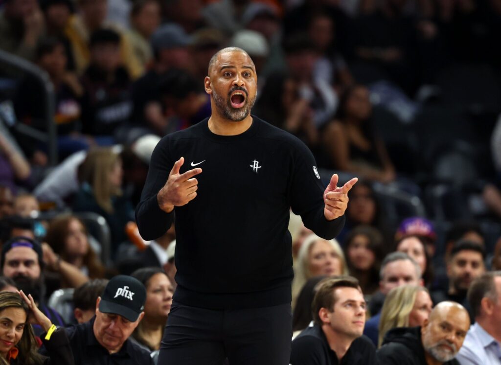 狄龙打趣:希望今天再与乌度卡交锋他别躲开 这样他就会被罚款了