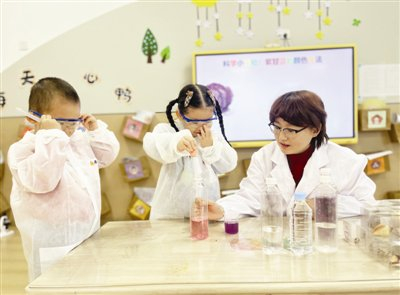 爸妈当“幼教” 专业技能加花式哄娃