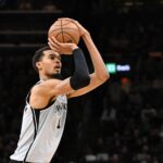 上演王者归来！文班受伤后再回归 半场11分6板带队保持领先！