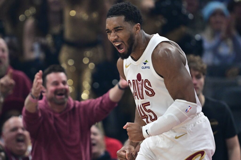 强势反弹！米切尔下半场2分钟连得8分带队打出8-0 上半场仅7分