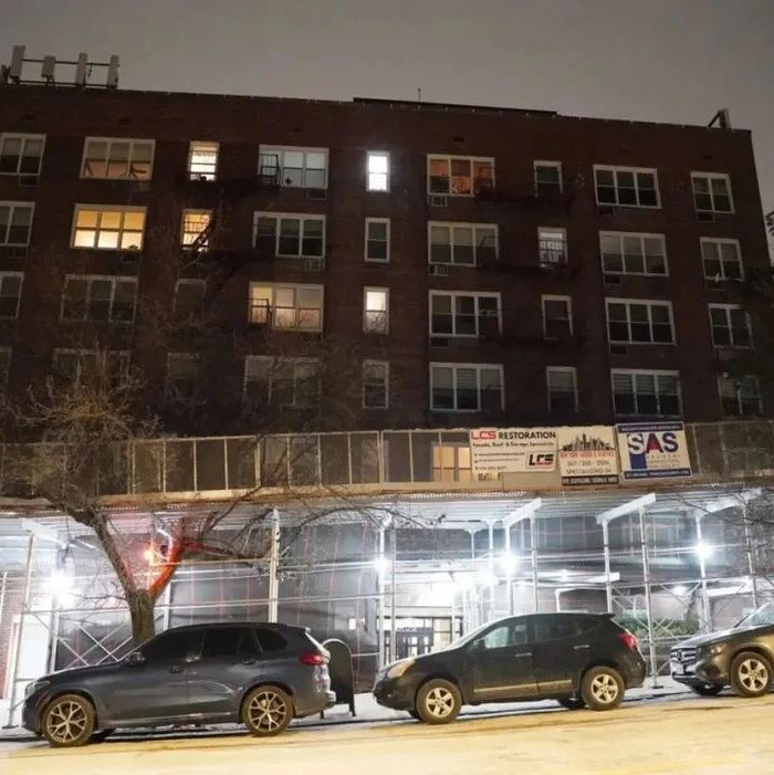 疯魔妈50岁生双胞胎，却不想让娃长大！关家里当宝宝养，14岁还裹尿布…