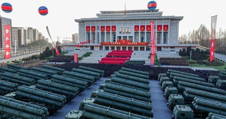 金正恩出席火箭炮赠送仪式，600毫米大口径火箭炮亮相，“世界上威力最大的聚焦式超强力攻击武器”