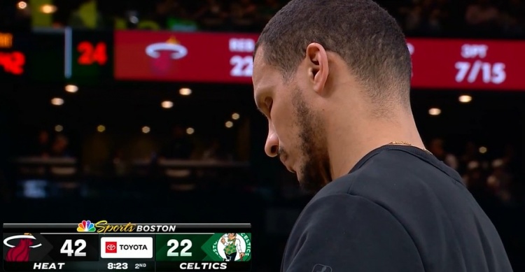 马祖拉看不下去了！维金斯接连追身三分命中 热火领先到20分！