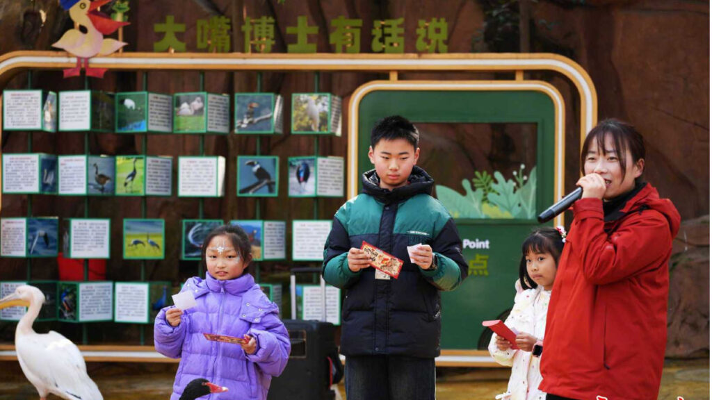 集福、看戏、撸萌宠……定格美好春节瞬间