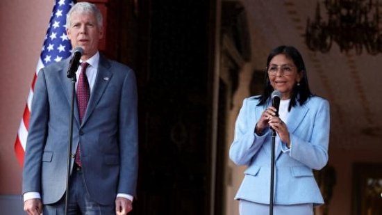 强掳马杜罗一个月后，特朗普要去委内瑞拉？目标：再赚50亿美元