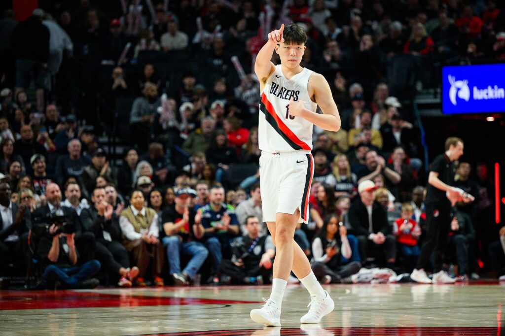 杨瀚森:我跟利拉德现在打招呼就是中文“早上好” 早中晚都是!