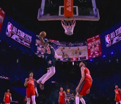 你也很积极！杰伦·布朗下顺单臂劈扣+三分+撤步中投 连砍7分！