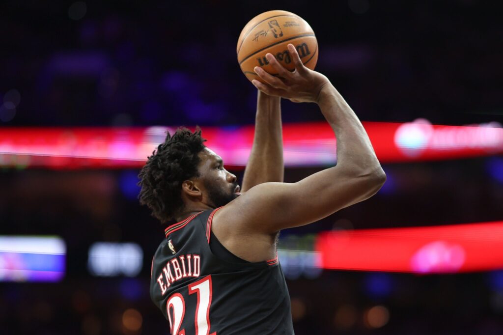 纳斯：不担心恩比德的膝盖 这跟我们整个赛季的预期情况一致