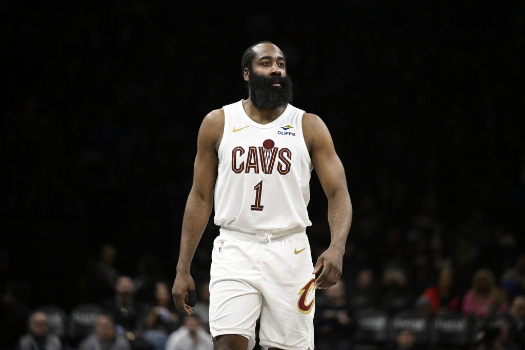 稳扎稳打！哈登半场6中3拿到12分3板 三分5中2