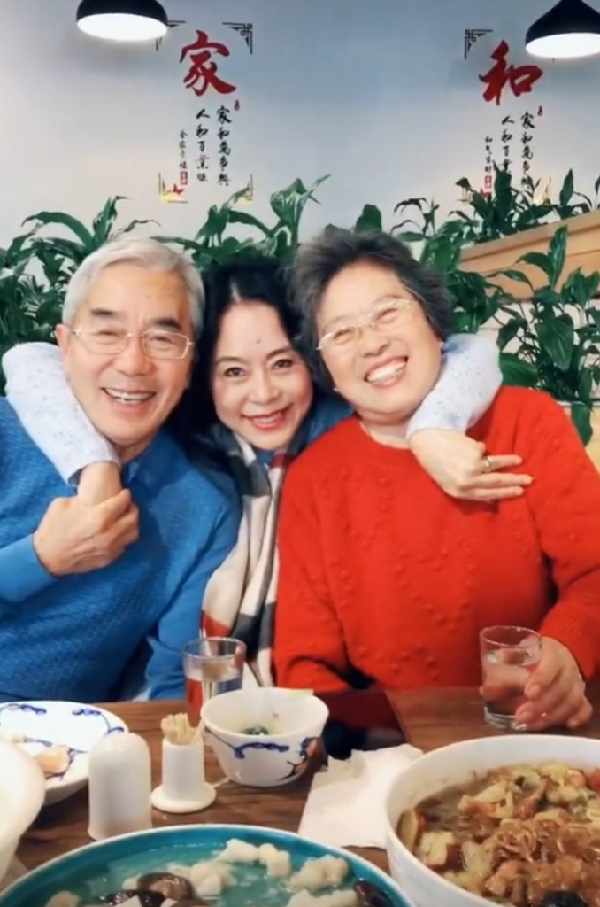 “重新养育父母”登热搜!网友:我养的第一个孩子就是我妈(爸)