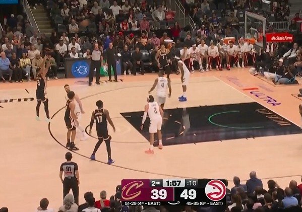 连珠炮！老鹰外线开火连中3记三分 一举获得两位数优势