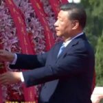 我们要永远铭记他们的牺牲和奉献